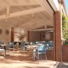 Un ristorante all'aperto con tavoli e sedie azzurre.