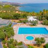 Vista aerea di una piscina vicino al mare.