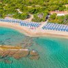 Spiaggia con ombrelloni e mare turchese.