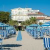 File di ombrelloni blu e bianchi in spiaggia.