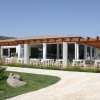 Ristorante all'aperto con pergola in pietra.