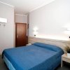 Camera da letto con coperta blu.