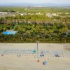 Veduta dall'alto di una spiaggia e piscina.