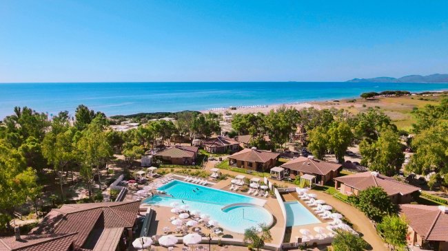 Complesso con piscina vicino al mare.