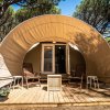 Tenda ad arco con veranda in legno.