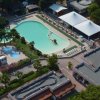Vista aerea di un resort con piscine e giardini.