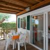 Veranda con tavolo apparecchiato e sdraio.
