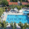 Piscina vista dall'alto con la scritta 