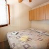 Camera da letto con letto matrimoniale e armadio.