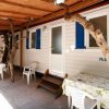 Veranda esterna di un bungalow con sedie.