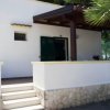 Casa bianca con veranda in legno.